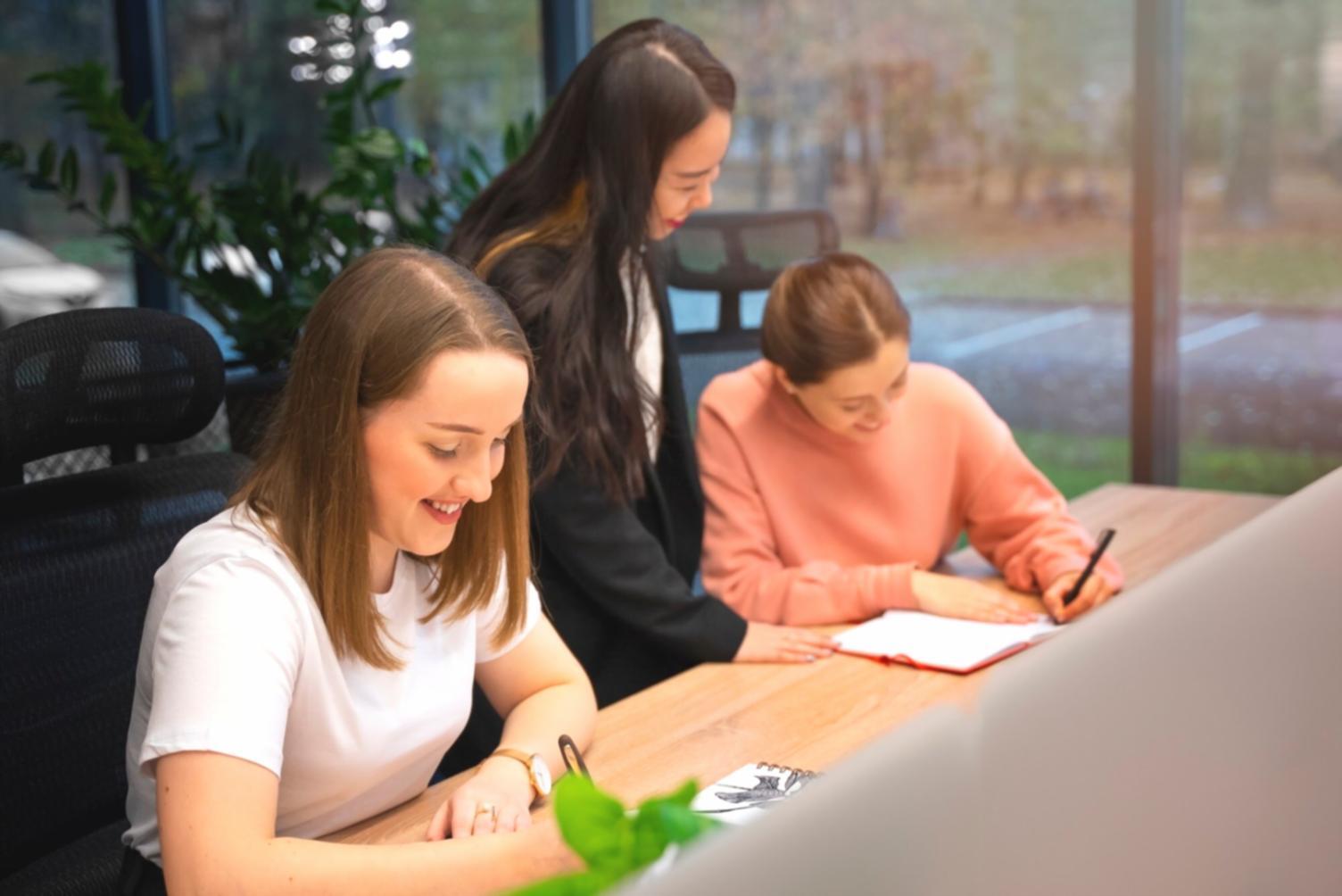 Studenti qualorivenyx che lavorano su progetti web design